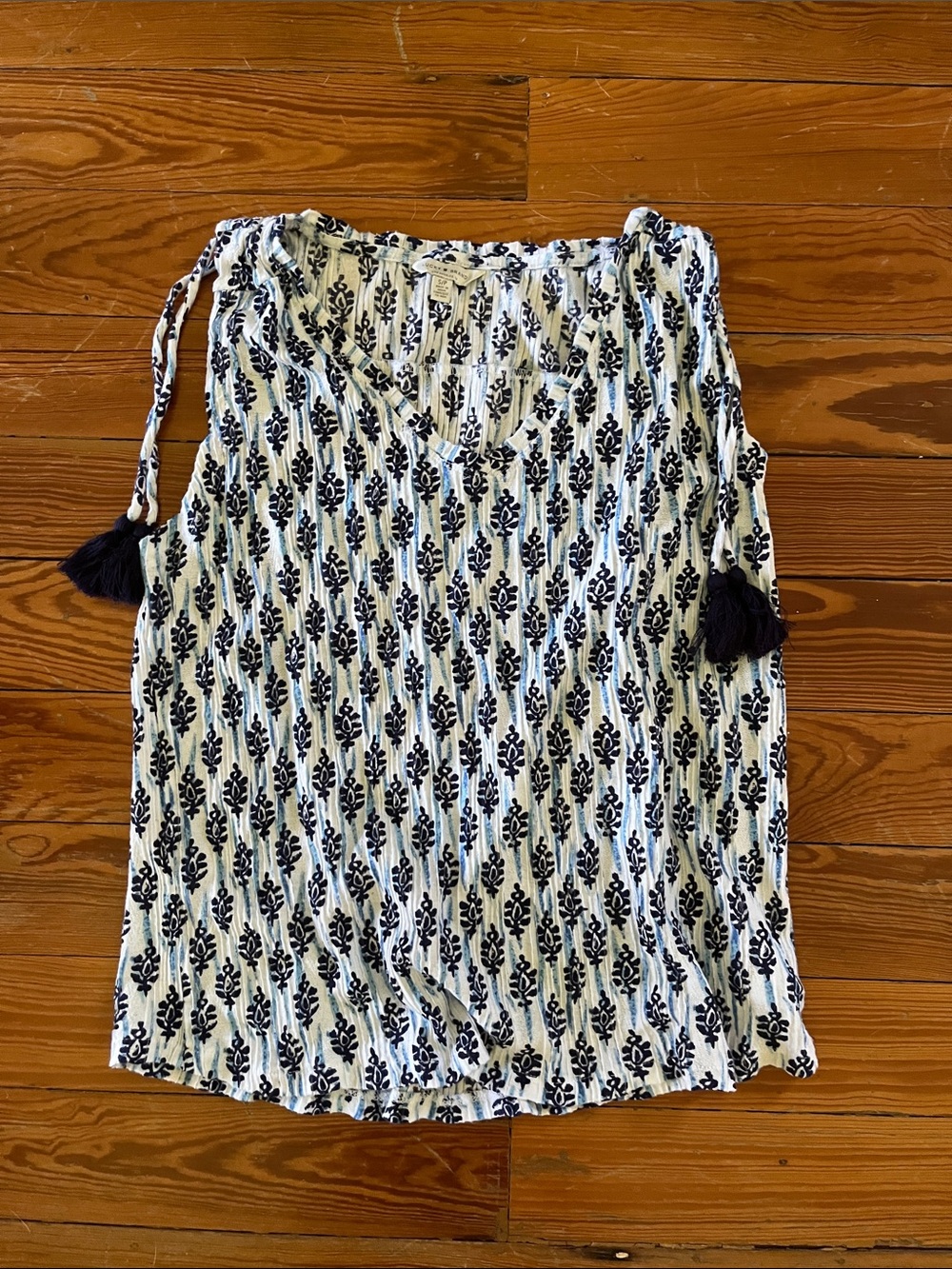 Lucky Brand On Trend Sleeveless White and Navy Printed V-Neck Top Tassel Ties